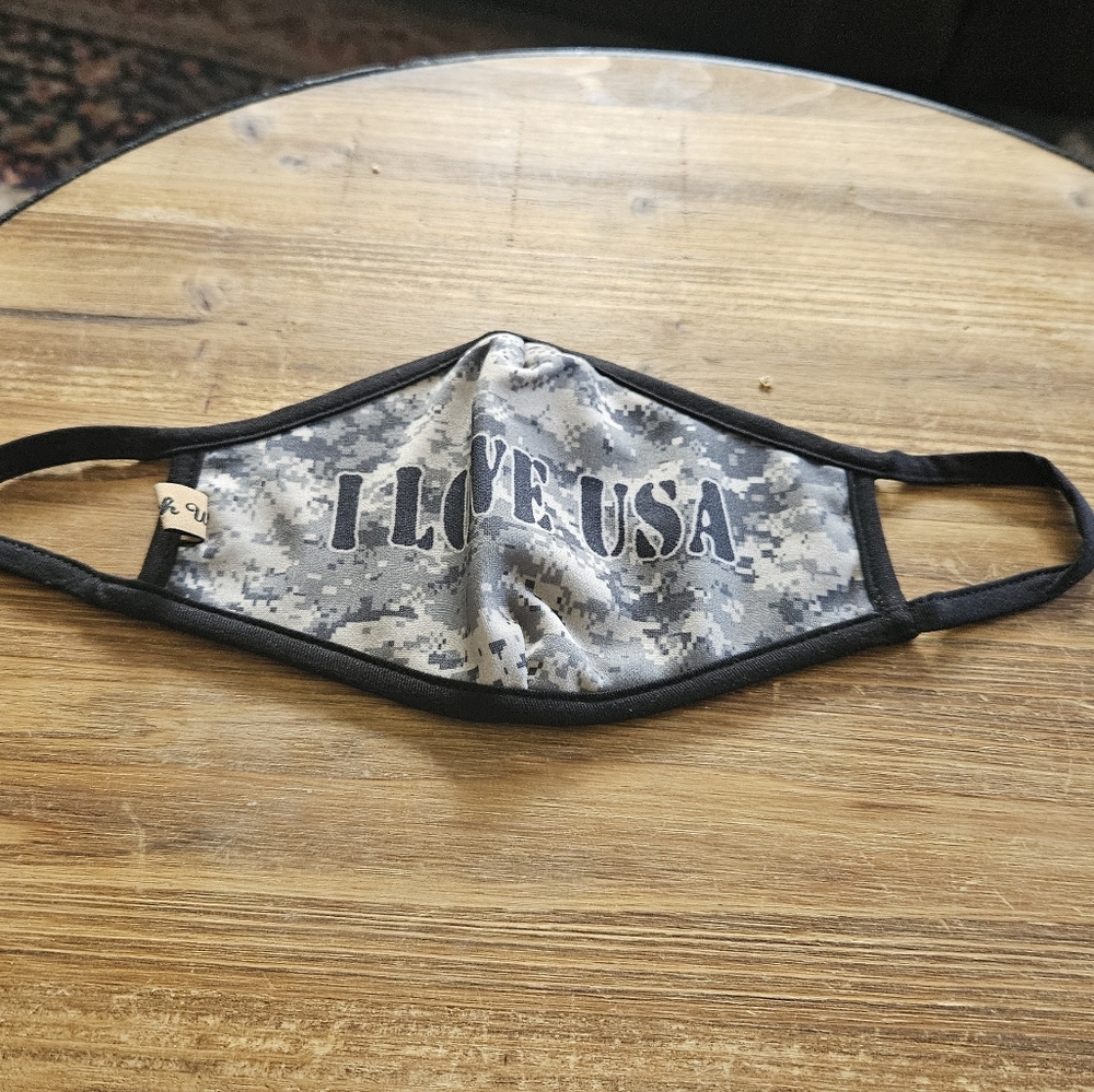 DIVAS LiMiTED Camouflage 'I Love USA' Face Mask